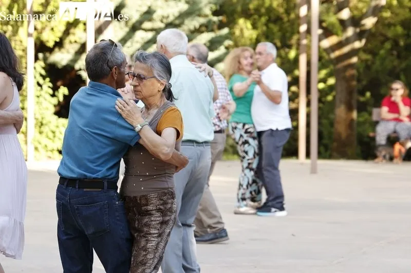 Bailes de Verano para personas mayores en el parque de los Jesuitas. Fotos: David Sañudo