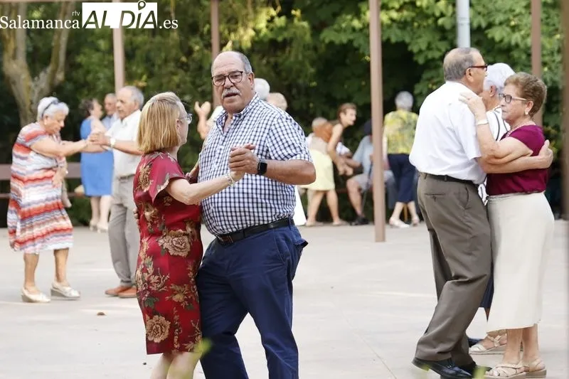 Bailes de Verano para personas mayores en el parque de los Jesuitas. Fotos: David Sañudo