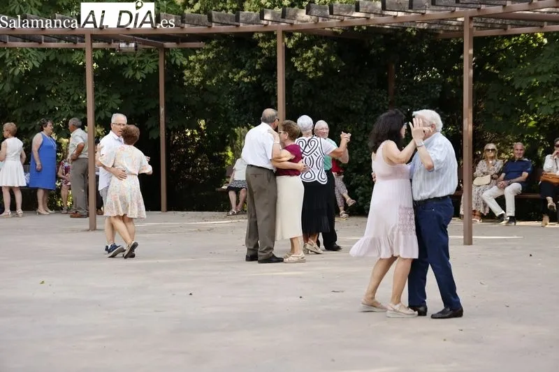 Bailes de Verano para personas mayores en el parque de los Jesuitas. Fotos: David Sañudo
