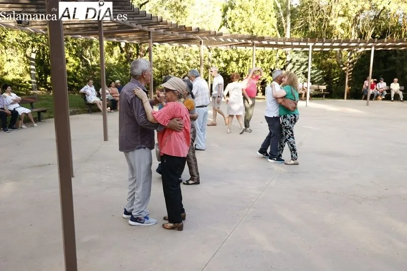 Bailes de Verano para personas mayores en el parque de los Jesuitas. Fotos: David Sañudo
