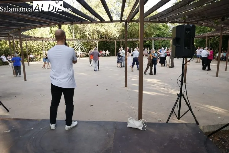 Bailes de Verano para personas mayores en el parque de los Jesuitas. Fotos: David Sañudo