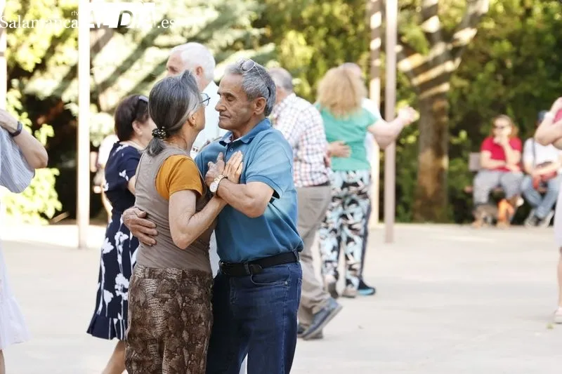 Bailes de Verano para personas mayores en el parque de los Jesuitas. Fotos: David Sañudo