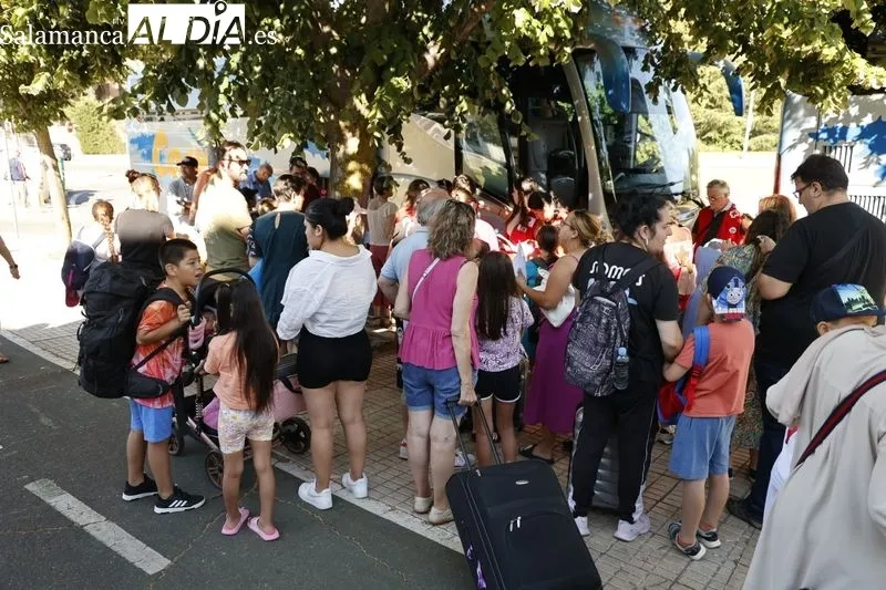 Salida este jueves de los participantes en el campamento de Cruz Roja hacia ‘La Legoriza’ en San Martín del Castañar. Foto de David Sañudo