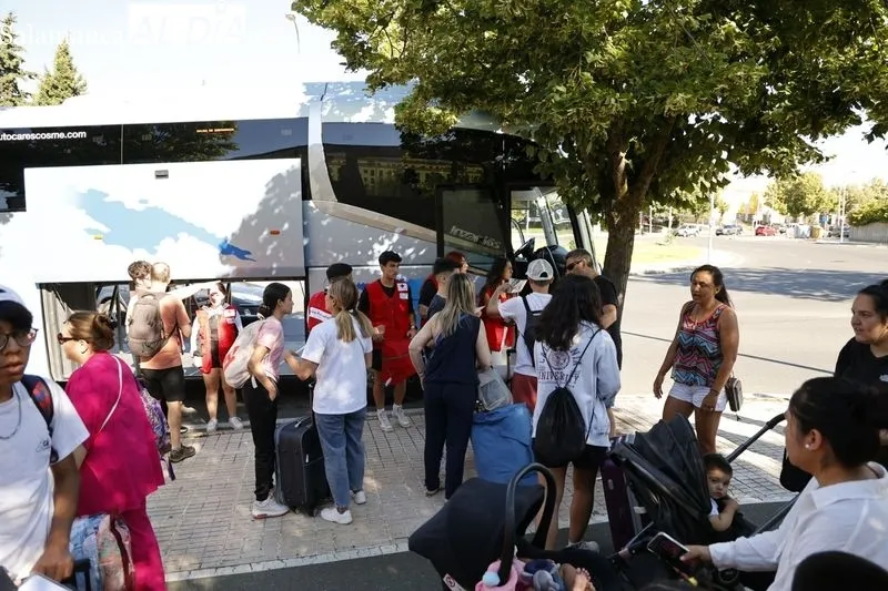 Salida este jueves de los participantes en el campamento de Cruz Roja hacia ‘La Legoriza’ en San Martín del Castañar. Foto de David Sañudo