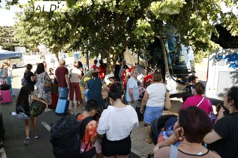 Salida este jueves de los participantes en el campamento de Cruz Roja hacia ‘La Legoriza’ en San Martín del Castañar. Foto de David Sañudo