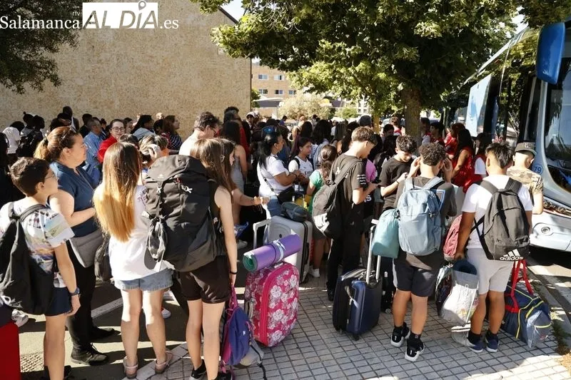 Salida este jueves de los participantes en el campamento de Cruz Roja hacia ‘La Legoriza’ en San Martín del Castañar. Foto de David Sañudo