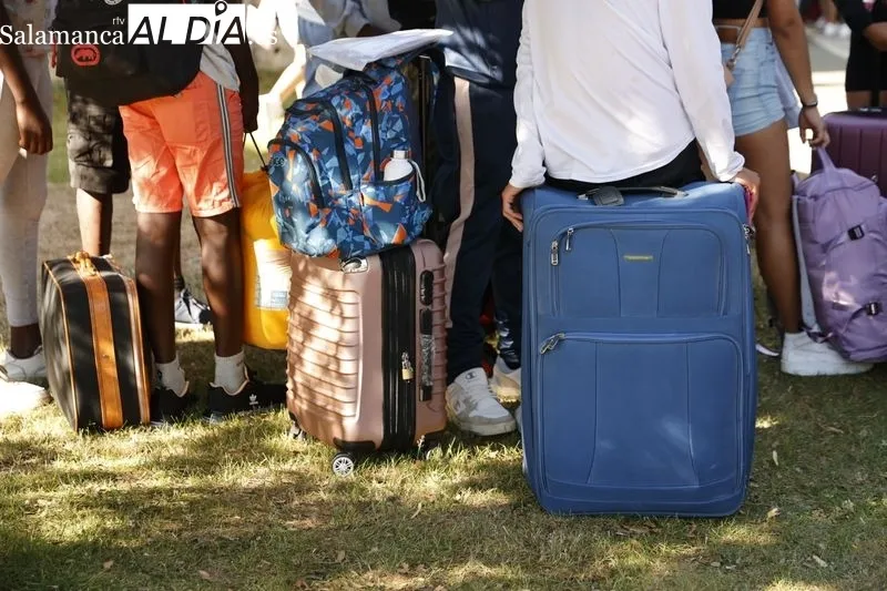 Salida este jueves de los participantes en el campamento de Cruz Roja hacia ‘La Legoriza’ en San Martín del Castañar. Foto de David Sañudo