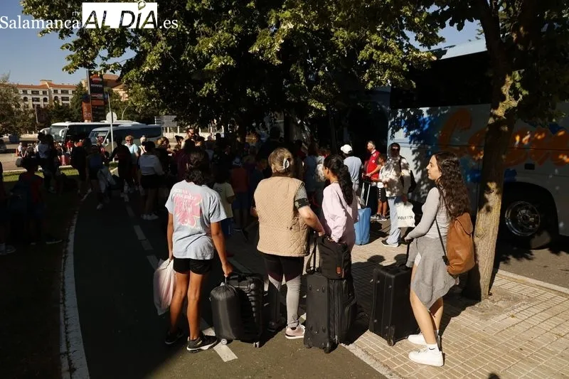 Salida este jueves de los participantes en el campamento de Cruz Roja hacia ‘La Legoriza’ en San Martín del Castañar. Foto de David Sañudo