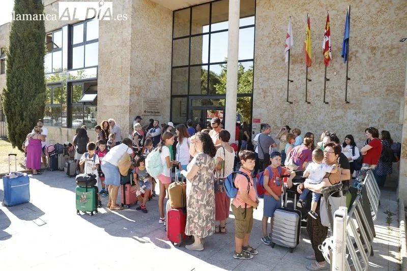 Salida este jueves de los participantes en el campamento de Cruz Roja hacia ‘La Legoriza’ en San Martín del Castañar. Foto de David Sañudo