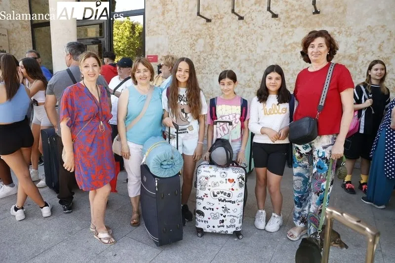 Salida este jueves de los participantes en el campamento de Cruz Roja hacia ‘La Legoriza’ en San Martín del Castañar. Foto de David Sañudo