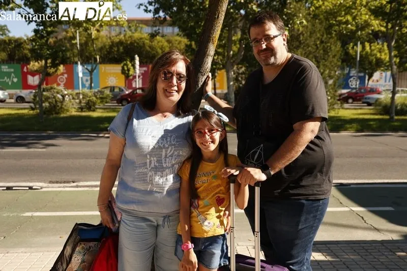 Salida este jueves de los participantes en el campamento de Cruz Roja hacia ‘La Legoriza’ en San Martín del Castañar. Foto de David Sañudo
