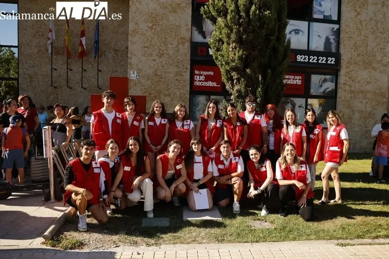 Salida este jueves de los participantes en el campamento de Cruz Roja hacia ‘La Legoriza’ en San Martín del Castañar. Foto de David Sañudo