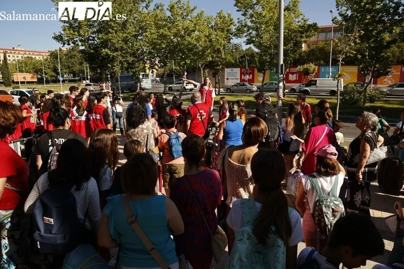 Salida este jueves de los participantes en el campamento de Cruz Roja hacia ‘La Legoriza’ en San Martín del Castañar. Foto de David Sañudo