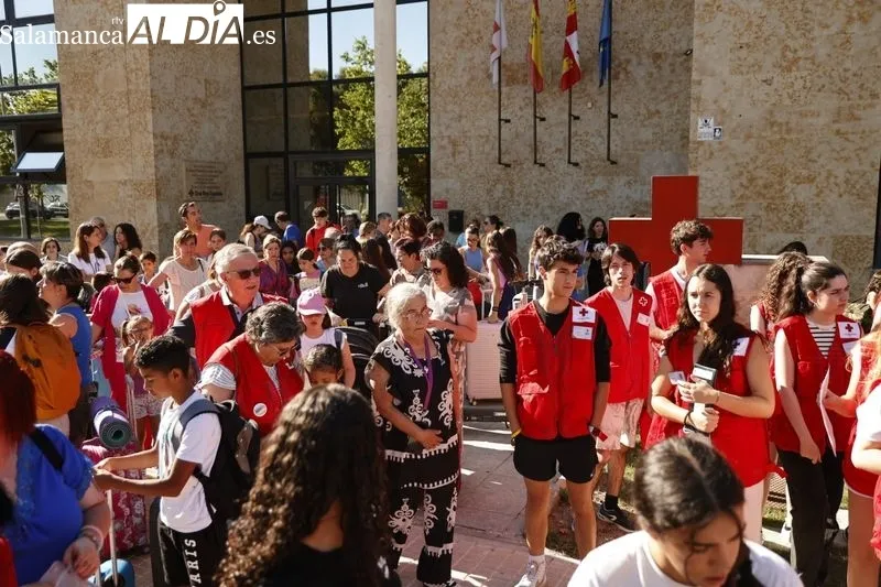 Salida este jueves de los participantes en el campamento de Cruz Roja hacia ‘La Legoriza’ en San Martín del Castañar. Foto de David Sañudo