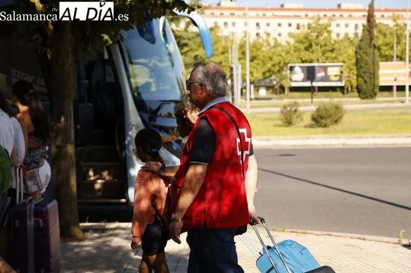 Salida este jueves de los participantes en el campamento de Cruz Roja hacia ‘La Legoriza’ en San Martín del Castañar. Foto de David Sañudo