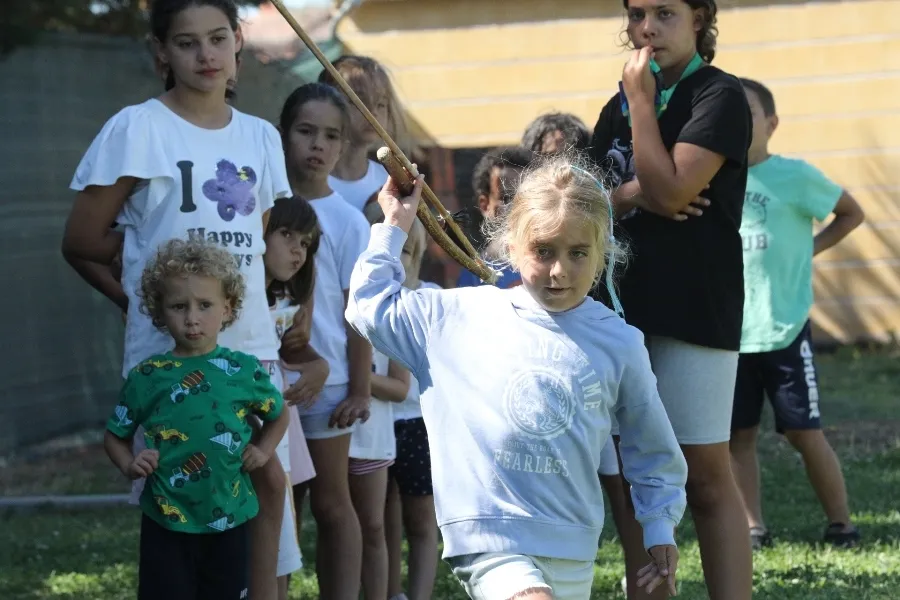 Foto 5 - Una veintena de ni&ntilde;@s participa en el novedoso Campamento Urbano de Fuentes de O&ntilde;oro