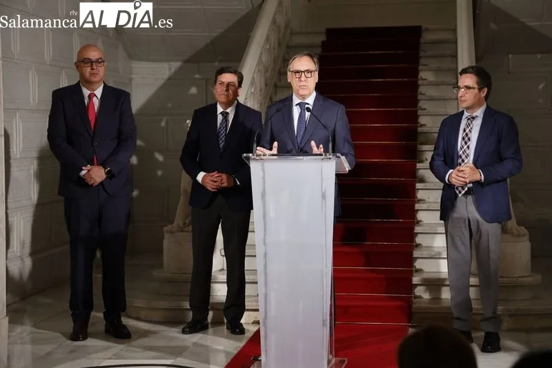 Encuentro en el Consistorio para el seguimiento del protocolo entre la Junta de Castilla y León, la Diputación Provincial, el Ayuntamiento y la Universidad para el impulso de un proyecto de futuro para Salamanca. Foto D. Sañudo
