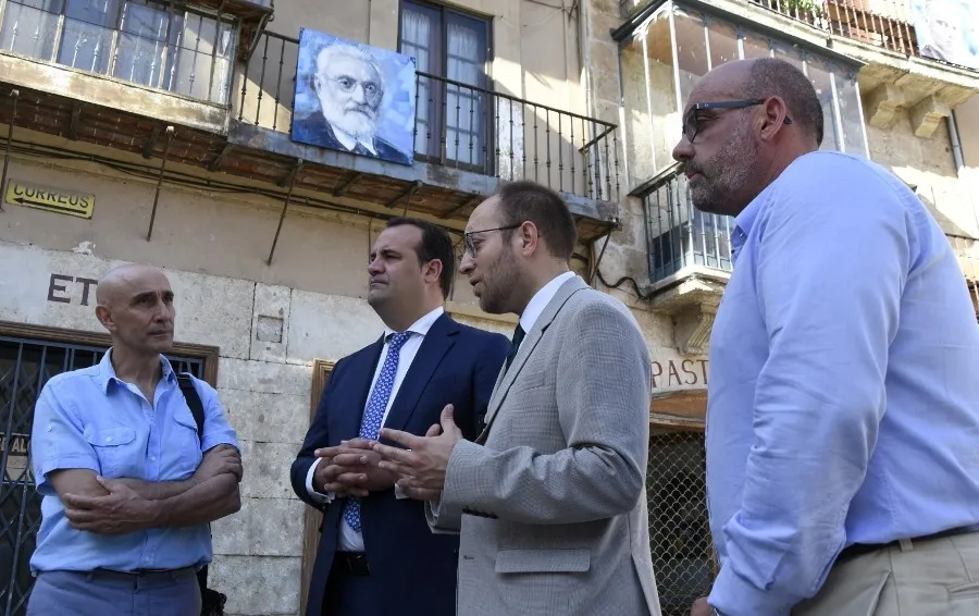 Foto 2 - Florencio Ma&iacute;llo visita la exposici&oacute;n de su autor&iacute;a desplegada en la Plaza Mayor mirobrigense