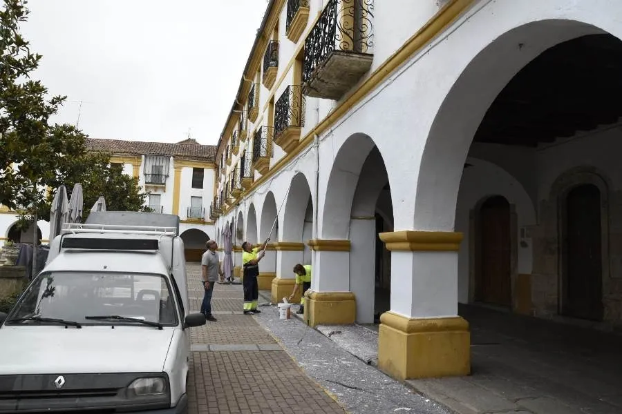 Foto 3 - El Ayuntamiento pinta el exterior del nivel inferior del ala derecha de la Plazuela del Buen Alcalde