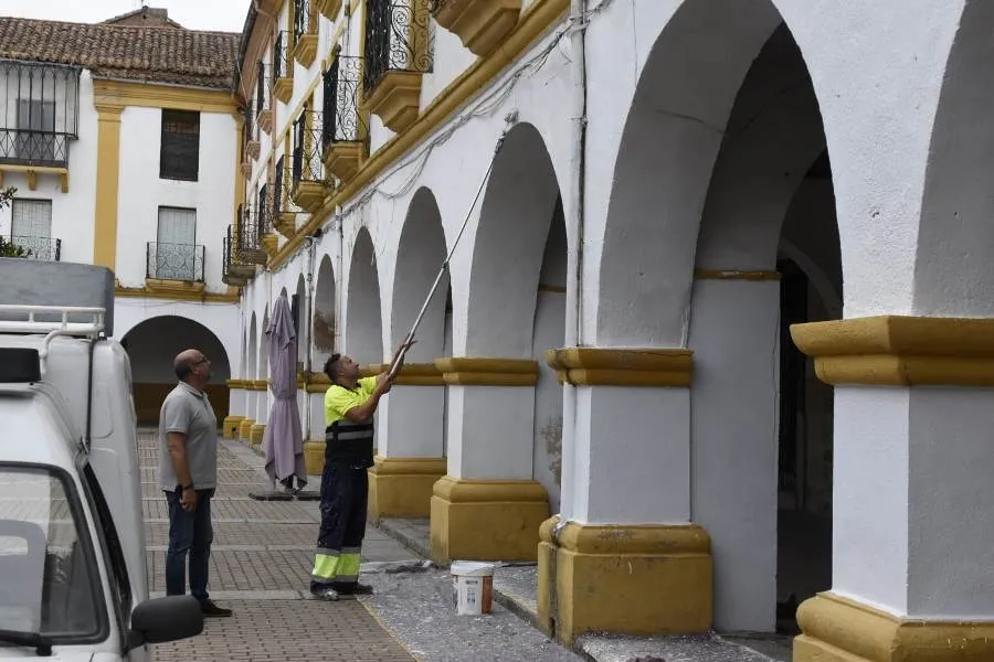 Foto 2 - El Ayuntamiento pinta el exterior del nivel inferior del ala derecha de la Plazuela del Buen Alcalde