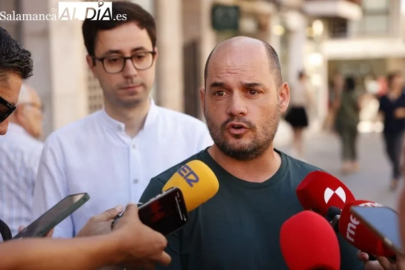 El portavoz del Grupo Municipal Socialista en el Ayuntamiento de Salamanca, José Luis Mateos, y el concejal Chema Collados informan sobre asuntos de actualidad en relación con los pisos turísticos. Foto de David Sañudo
