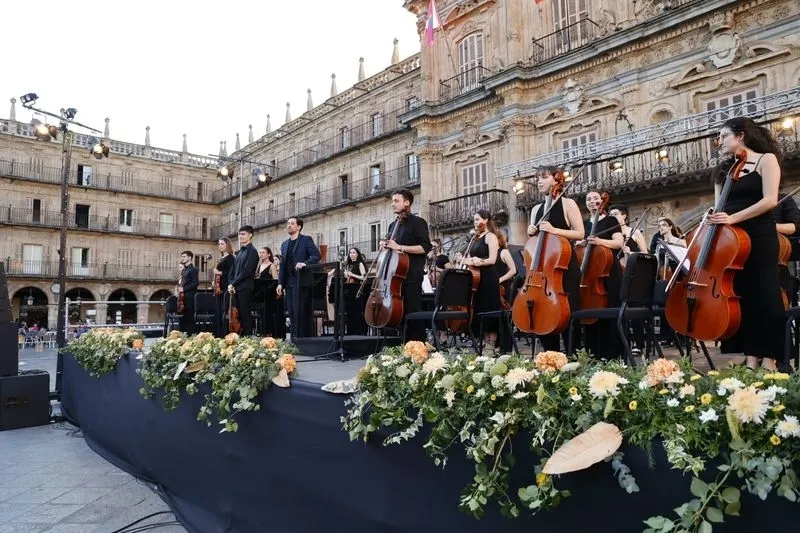 Concierto de la OSCyL Joven en la Plaza Mayor. Fotos: David Sañudo.