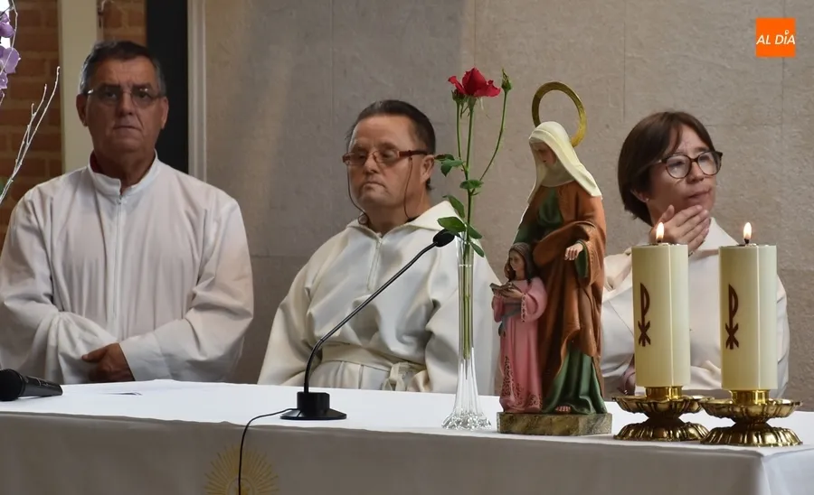 Foto 8 - El Salvador dedica su misa dominical a la AVV de Santa Ana