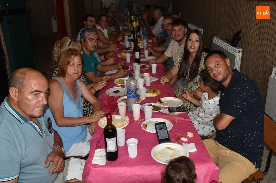 Foto 2 - Santa Ana cierra sus fiestas veraniegas en torno a la mesa