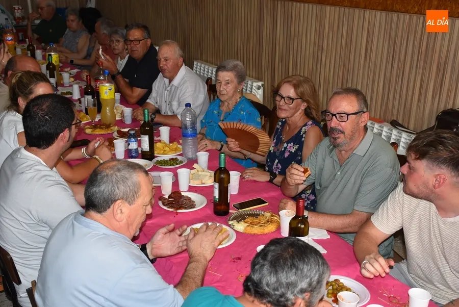 Foto 4 - Santa Ana cierra sus fiestas veraniegas en torno a la mesa
