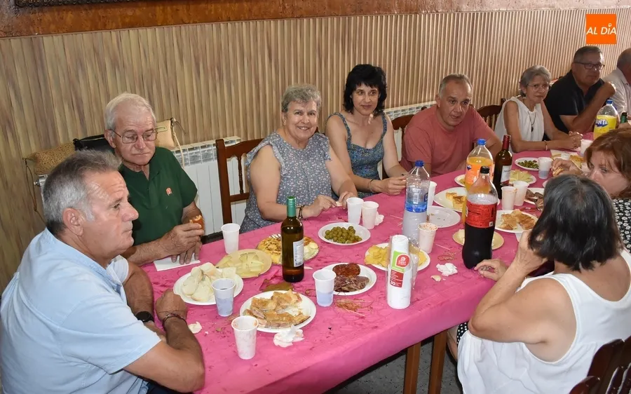 Foto 6 - Santa Ana cierra sus fiestas veraniegas en torno a la mesa