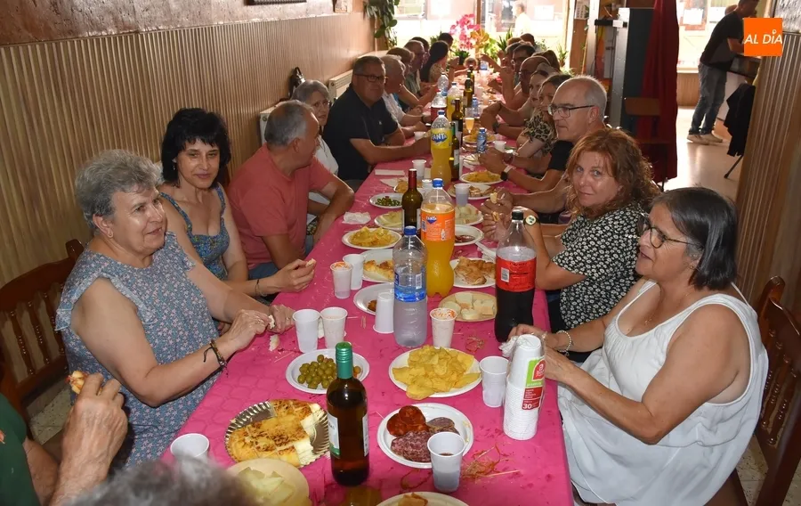 Foto 7 - Santa Ana cierra sus fiestas veraniegas en torno a la mesa