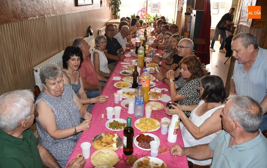 Foto 8 - Santa Ana cierra sus fiestas veraniegas en torno a la mesa
