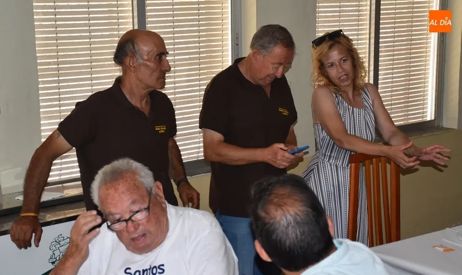 Foto 4 - Los vecinos de la Avenida de Espa&ntilde;a y Casas de Mart&iacute;n B&aacute;ez cierran sus fiestas en torno a la mesa