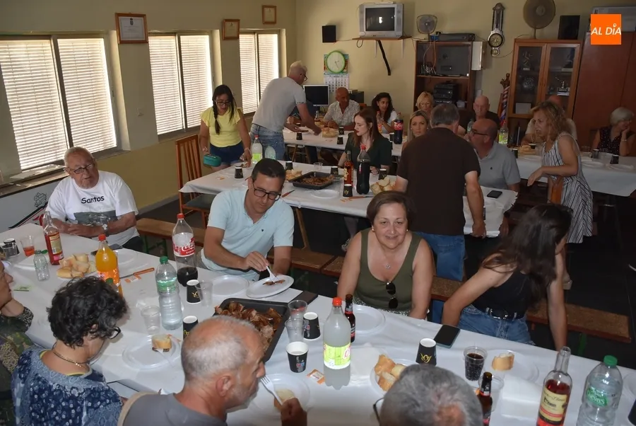 Foto 6 - Los vecinos de la Avenida de Espa&ntilde;a y Casas de Mart&iacute;n B&aacute;ez cierran sus fiestas en torno a la mesa