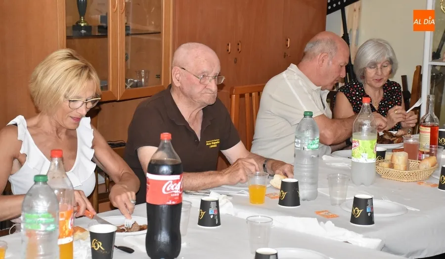 Foto 8 - Los vecinos de la Avenida de Espa&ntilde;a y Casas de Mart&iacute;n B&aacute;ez cierran sus fiestas en torno a la mesa