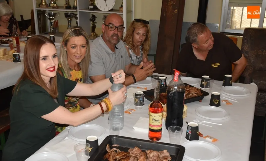Foto 9 - Los vecinos de la Avenida de Espa&ntilde;a y Casas de Mart&iacute;n B&aacute;ez cierran sus fiestas en torno a la mesa