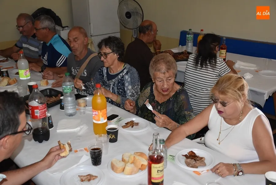 Foto 11 - Los vecinos de la Avenida de Espa&ntilde;a y Casas de Mart&iacute;n B&aacute;ez cierran sus fiestas en torno a la mesa