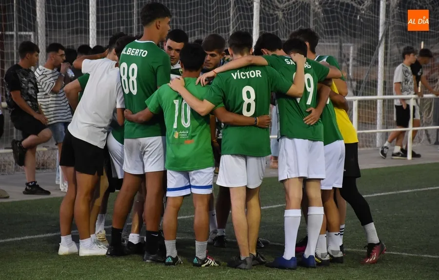 Foto 3 - El Puente gana en los penaltys una apasionante final de la Farinato League ante Zona Verde