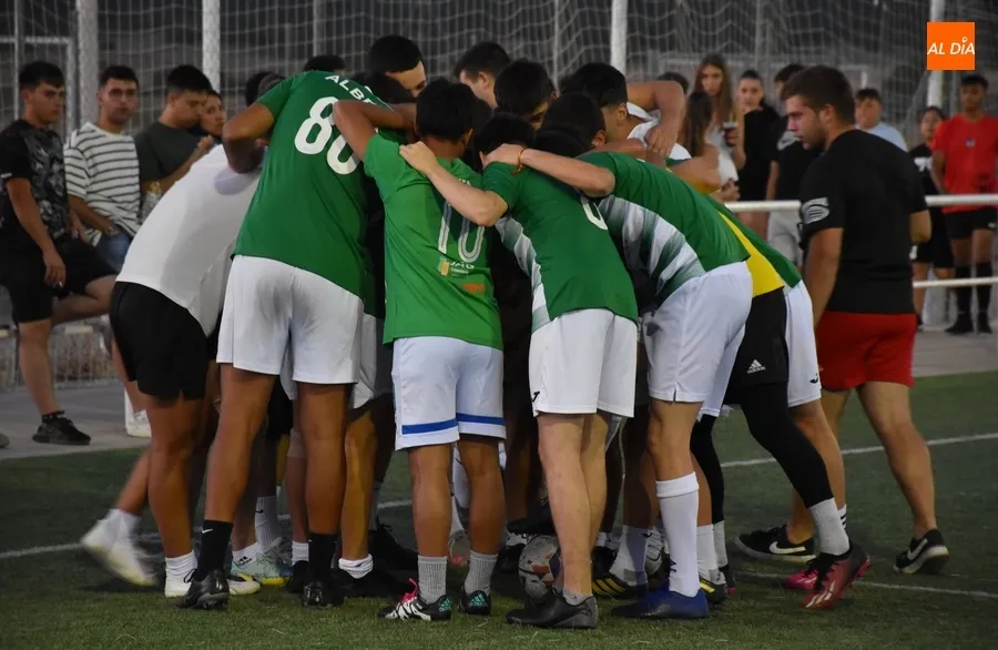 Foto 4 - El Puente gana en los penaltys una apasionante final de la Farinato League ante Zona Verde