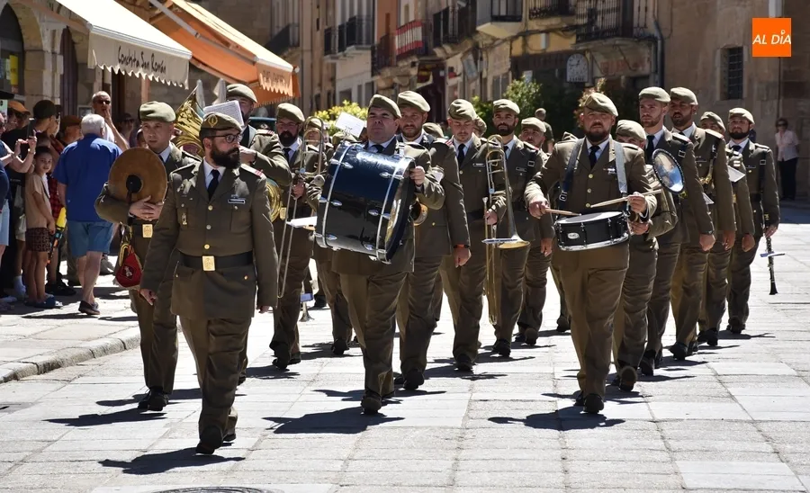 Foto 2 - La Banda de Guerra del REI N&ordm;11 toca de forma itinerante por el centro hist&oacute;rico