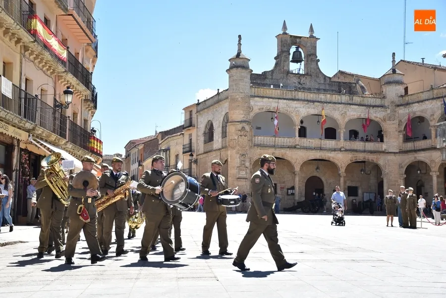 Foto 3 - La Banda de Guerra del REI N&ordm;11 toca de forma itinerante por el centro hist&oacute;rico