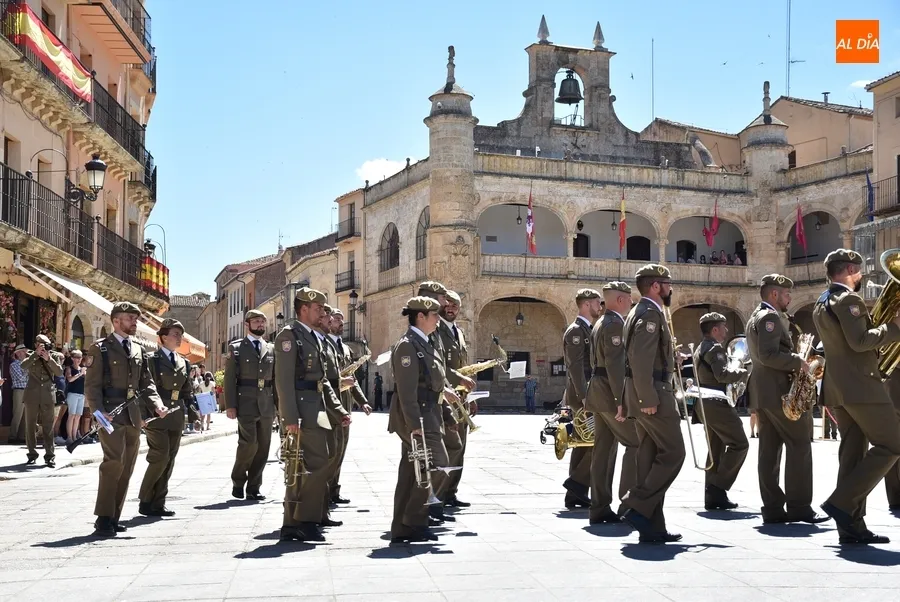 Foto 4 - La Banda de Guerra del REI N&ordm;11 toca de forma itinerante por el centro hist&oacute;rico