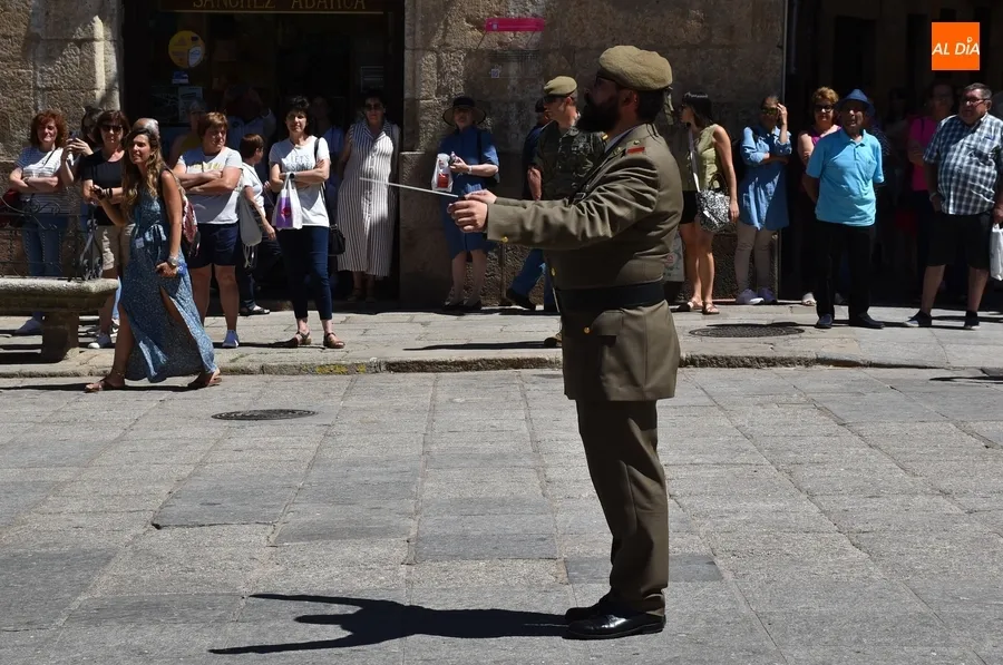 Foto 6 - La Banda de Guerra del REI N&ordm;11 toca de forma itinerante por el centro hist&oacute;rico