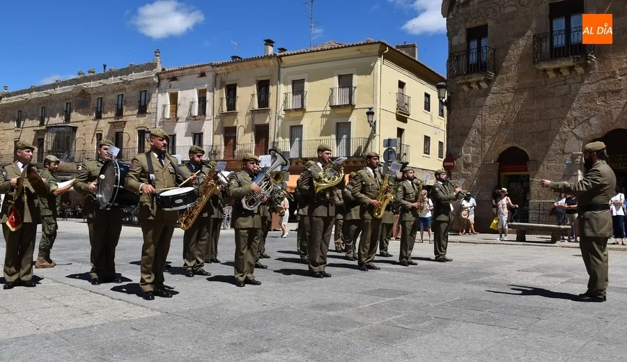 Foto 7 - La Banda de Guerra del REI N&ordm;11 toca de forma itinerante por el centro hist&oacute;rico