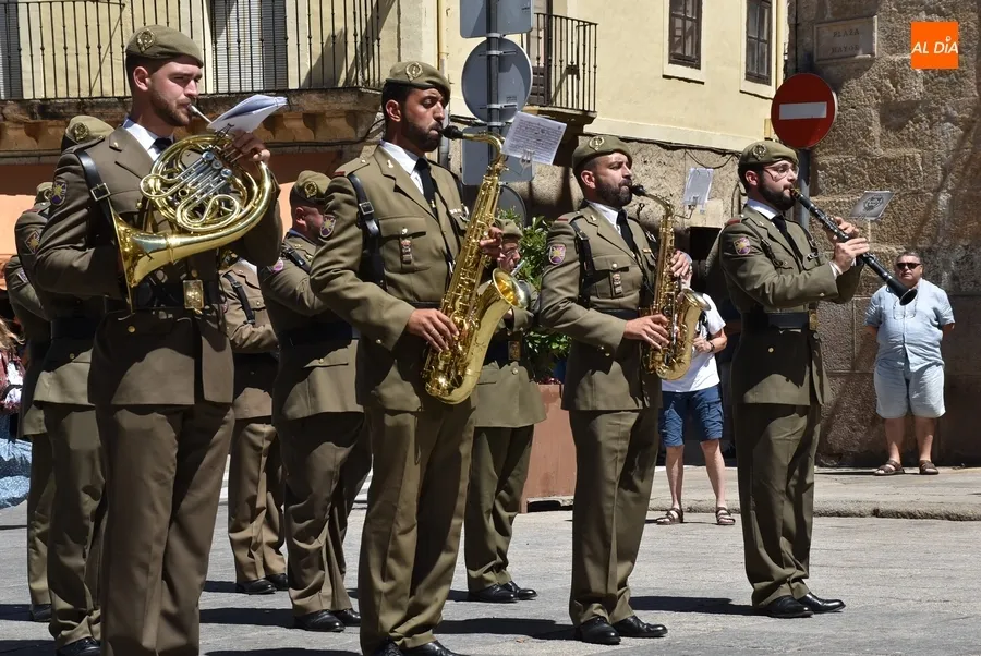Foto 8 - La Banda de Guerra del REI N&ordm;11 toca de forma itinerante por el centro hist&oacute;rico