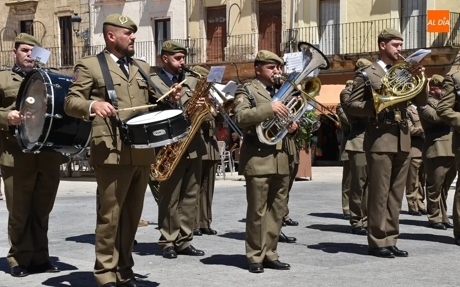 Foto 9 - La Banda de Guerra del REI N&ordm;11 toca de forma itinerante por el centro hist&oacute;rico