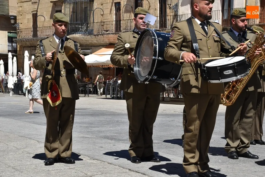 Foto 10 - La Banda de Guerra del REI N&ordm;11 toca de forma itinerante por el centro hist&oacute;rico
