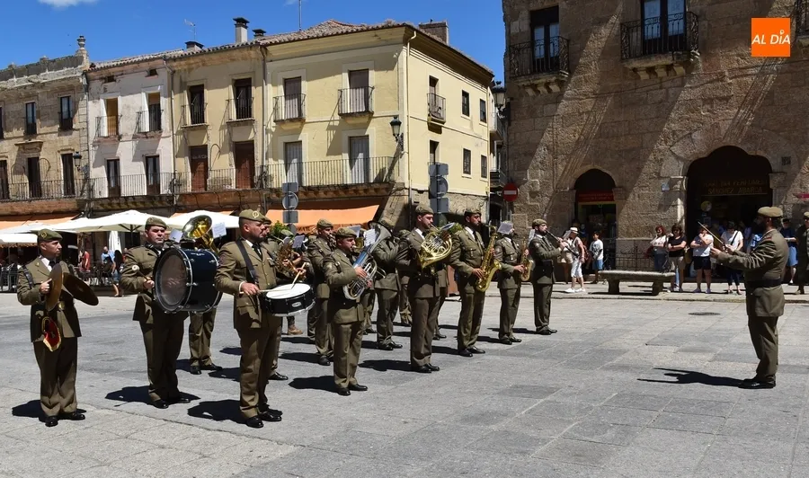 Foto 11 - La Banda de Guerra del REI N&ordm;11 toca de forma itinerante por el centro hist&oacute;rico