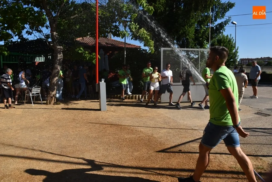 Foto 7 - Un monumental susto enfr&iacute;a la vibrante y multitudinaria nueva tarde taurina del Barrio Nuevo