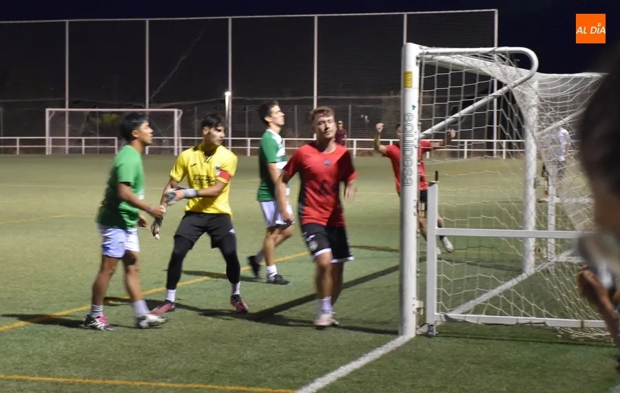 Foto 8 - El Puente gana en los penaltys una apasionante final de la Farinato League ante Zona Verde